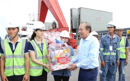 Phó Thủ tướng Thường trực thăm cảng cửa ngõ quốc tế lớn nhất Tây Nam Bộ